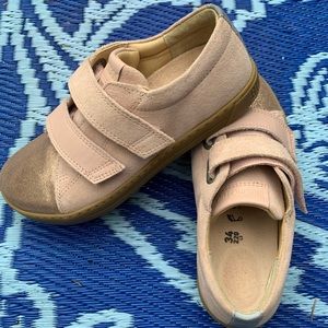 Birkenstock kids 34, 3-3.5 US rose gold Davao suede shoes